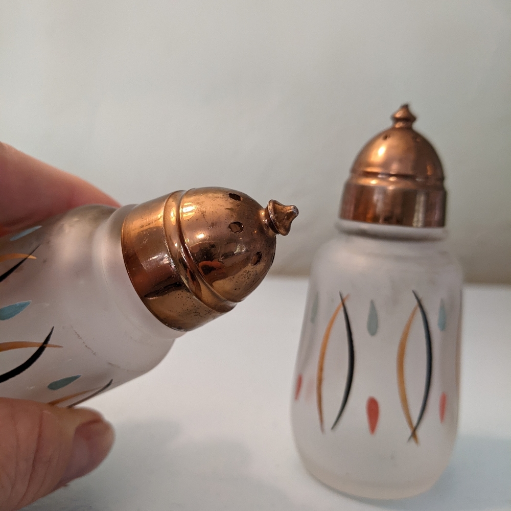 SOLD ETSYAtomic Mid Century Vintage Hazel Atlas Salt and Pepper Set - Picture 7 of 11